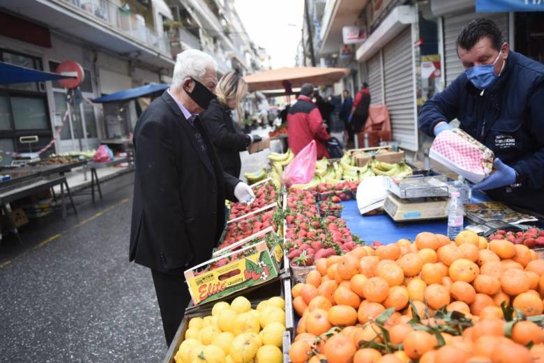 Στην οικονομική ενίσχυση των παραγωγών και πωλητών λαϊκών αγορών προχωρά το υπουργείο Αγροτικής Ανάπτυξης