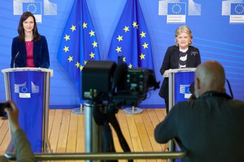 Η Επίτροπος της Ευρωπαϊκής Ένωσης Ελίζα Φερέιρα (αριστερά) / Πηγή: ΑΠΕ-ΜΠΕ